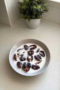 moist chocolate date cake